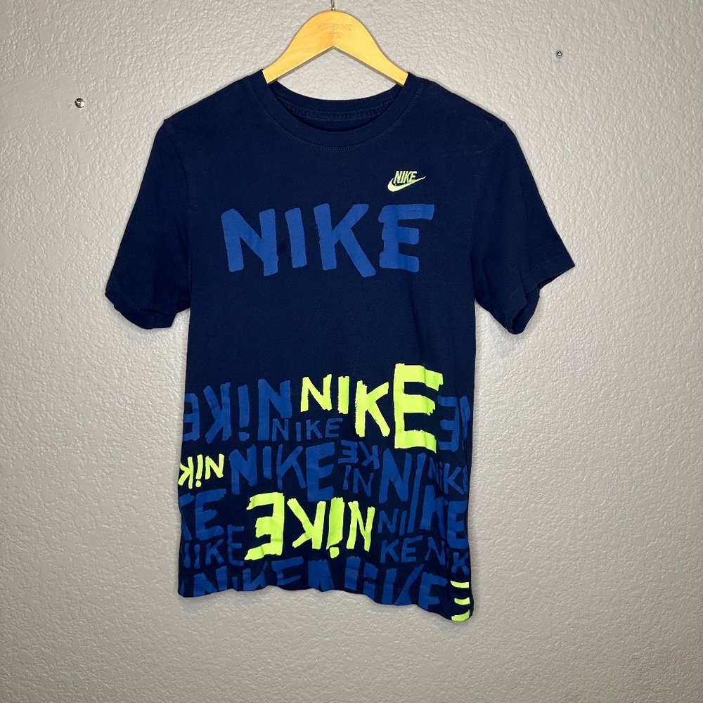 NIKE GRAPHIC TEE